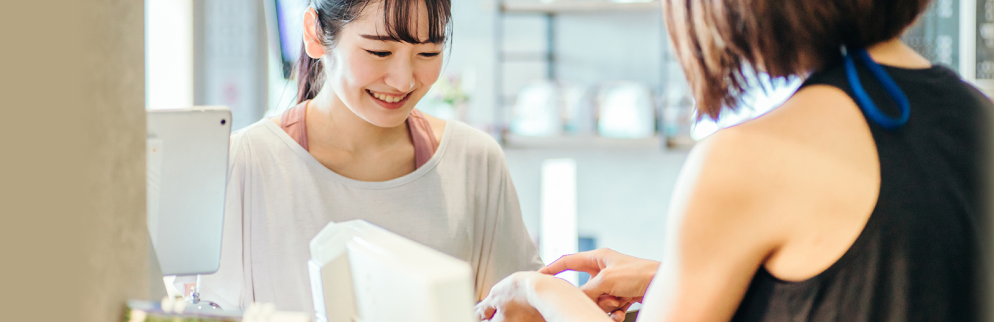 電話をする女性